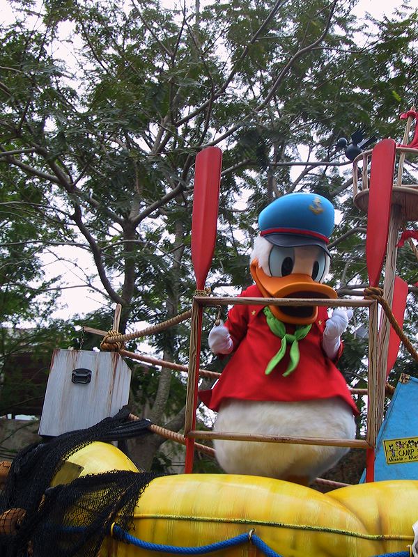 donald_duck_in_ak_parade.jpg